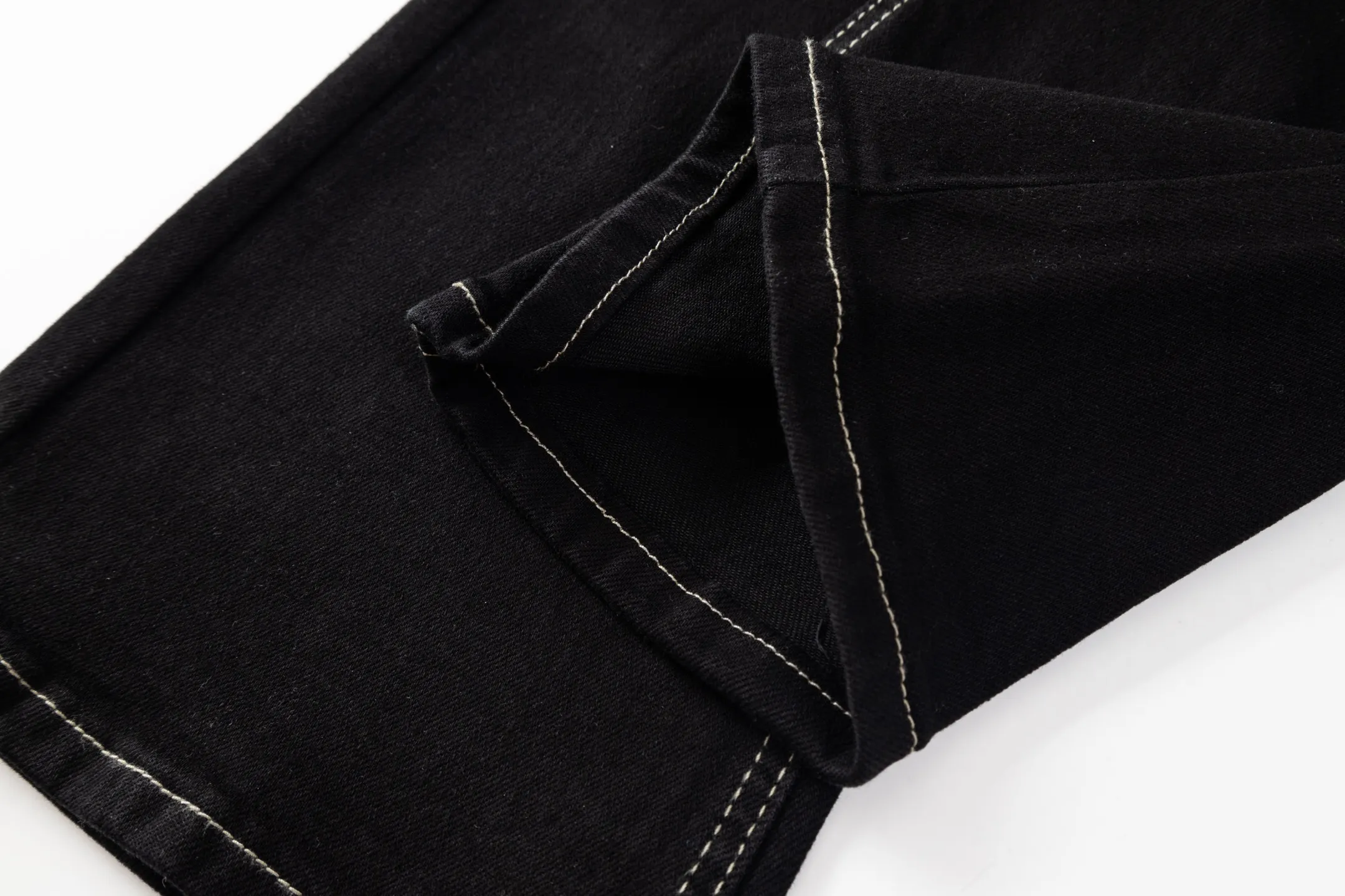 125 PURPLE BRAND 2026 New Arrival pure black couple style washed elastic micro-flared loose jeans. Styles with different wash textures are very friendly to people with thin legs and thick legs. The loose micro-flared version is very flattering to the leg shape. The timeless moderate length makes it easy to match casually. It has the basic styling foundation of various styles and is a must-have in the wardrobe! The fabric is stiff but also makes the upper body soft without losing texture. The washing process is even more perfect. It is a must-have item for everyone! ! ! Washed wheat, hang tag, pants label, three complete labels. Style number: # Color: Black Size: S M L XL